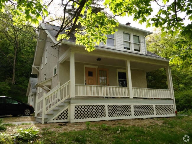 Building Photo - 609 E Shore Dr