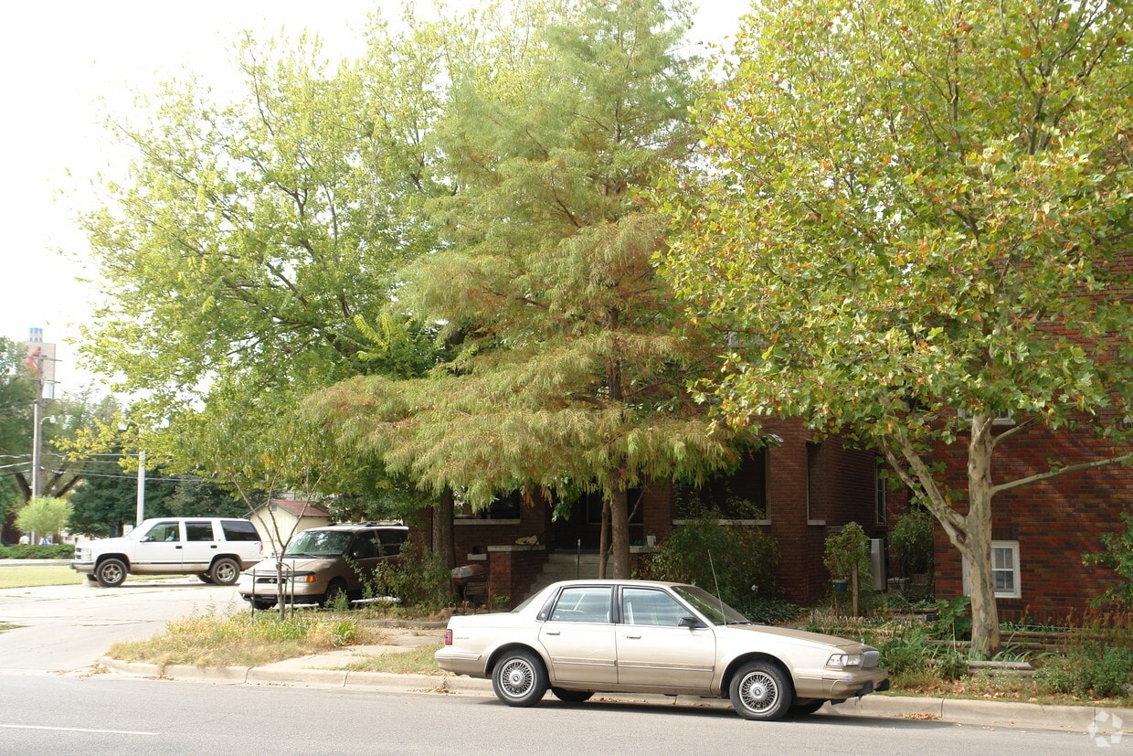 Building Photo - 423 N Emporia St