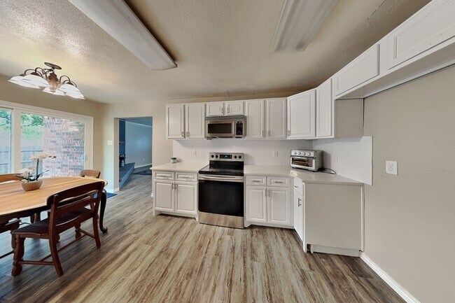 Building Photo - Don't miss your opportunity to make this Camelot gem your next home—schedule your tour today!