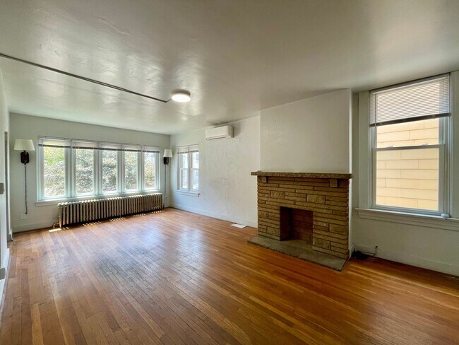Foto del edificio - 1st Fl 2 Bed/1 Bath Wilkinsburg Unit