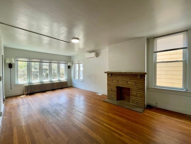 Building Photo - 1st Fl 2 Bed/1 Bath Wilkinsburg Unit