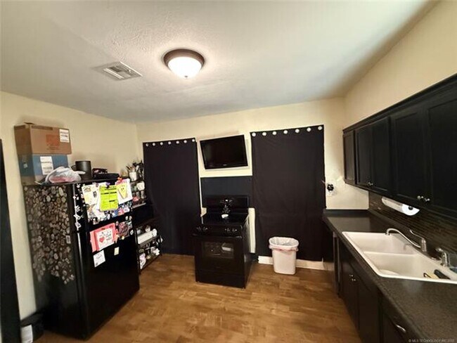 Foto del edificio - 2 Bedroom Home $950/month