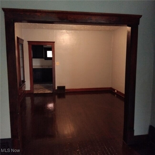 Foto del edificio - 9802-9804 Denison Ave