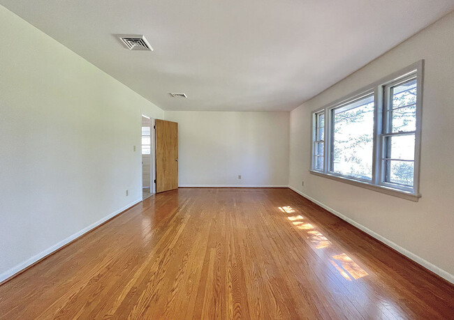 Living Room - 6100 Poage Valley Rd