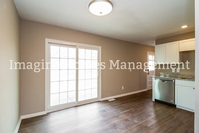 Foto del edificio - 4 Bedroom Brick Home in Mariemont Schools