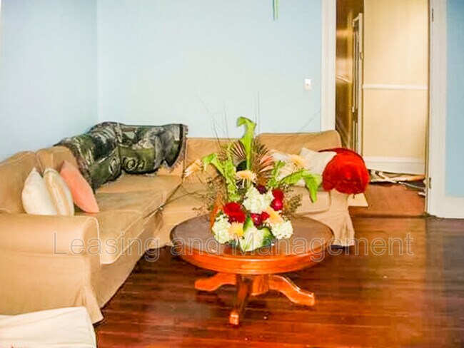 Building Photo - 120 Smith St