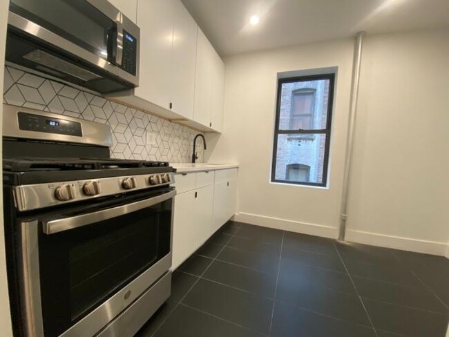 Foto del edificio - 2 bedroom in BRONX NY 10457