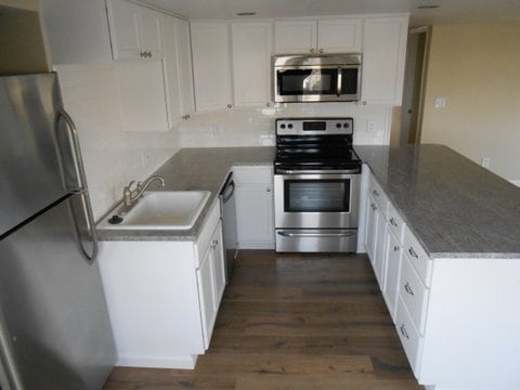 Building Photo - 2 Bedroom Cottage - close to the ocean!