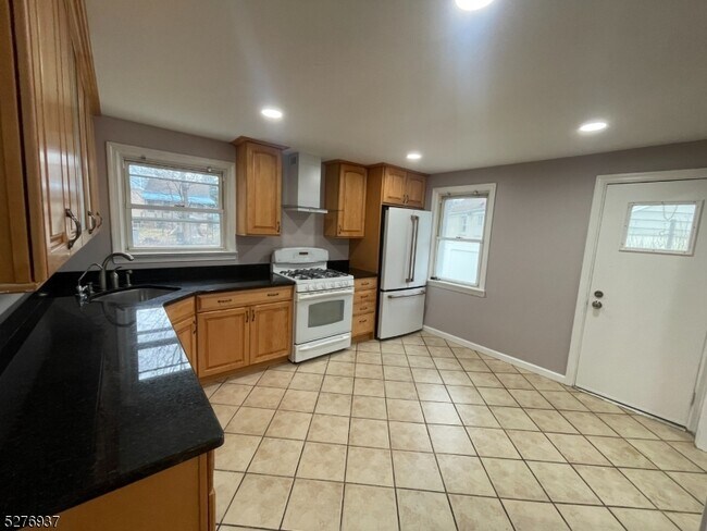 Building Photo - 470 Brookside Dr