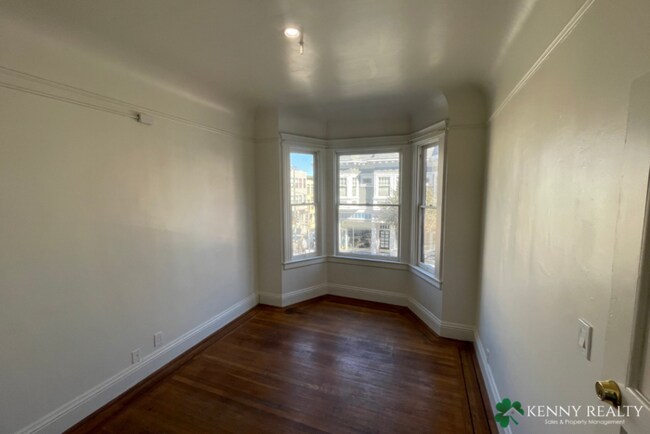 Building Photo - Three Bedroom Condo Walking Distance to Do...