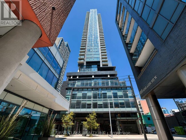 Building Photo - 290 Adelaide St W