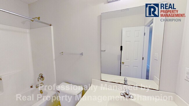 Building Photo - 3 Bedroom Townhome near Monkey Junction