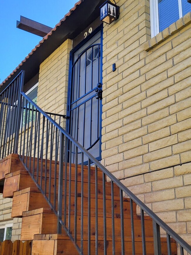 Building Photo - 3410 Woodside Dr