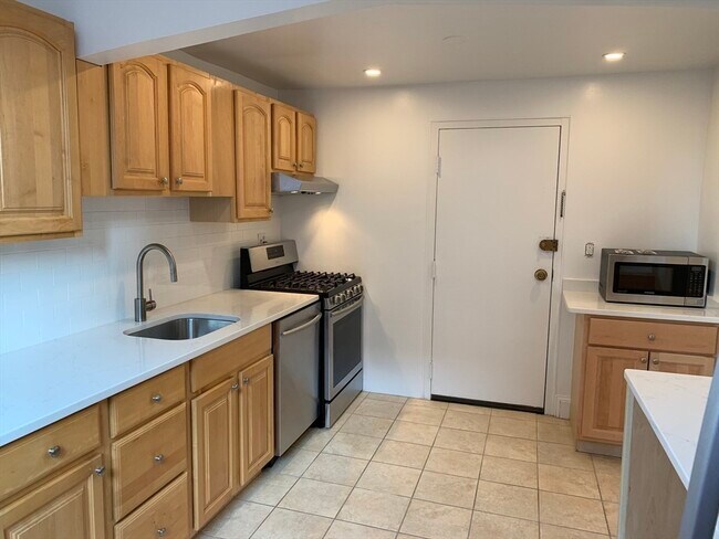 Building Photo - 1064 Beacon St