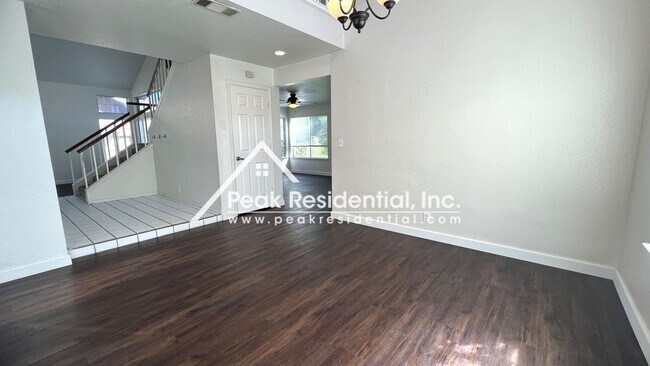 Building Photo - Spacious 4bd/3ba Vintage Park Home with 3 ...