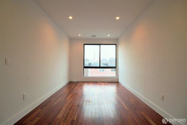Building Photo - 521 Maple Street