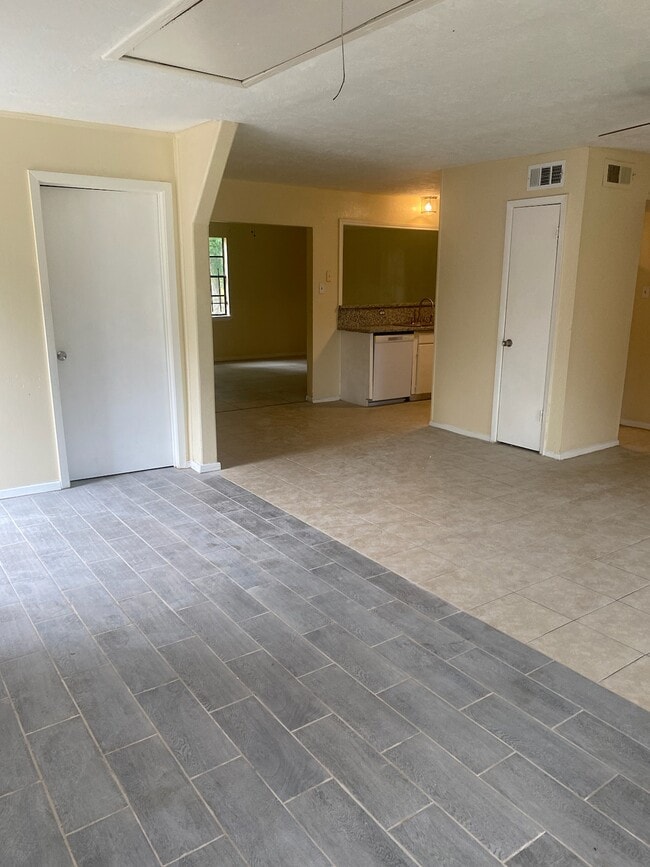 Building Photo - 9846 Gillman St