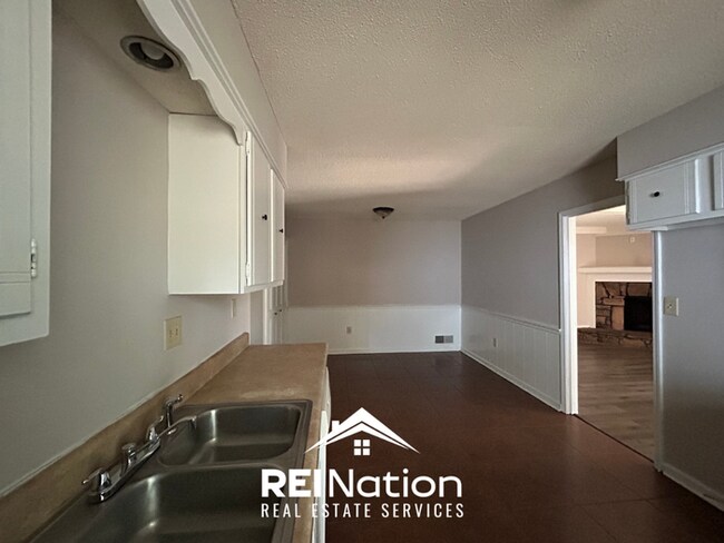Building Photo - 3BR/2BA Memphis Rental with Attached 2-Car Garage & Hardwood Flooring