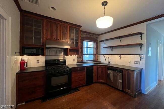 Building Photo - 171 Forest St