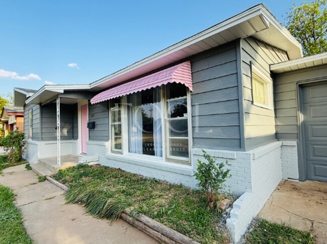 Building Photo - Large 3 bed 1 bath 1 car garage