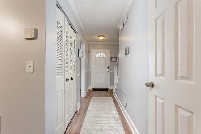 Hallway /Entryway - 1904 Shenandoah Valley Ln SE