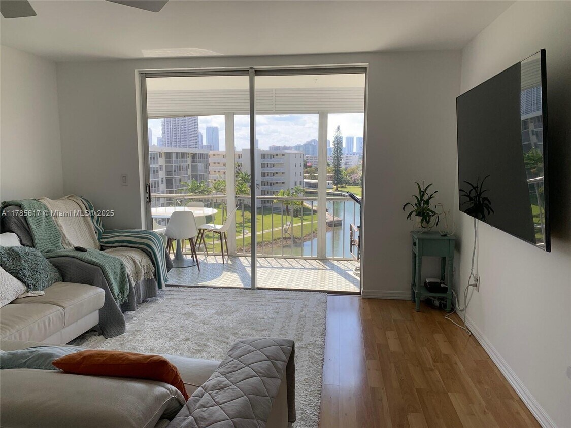 Foto principal - 2851 Leonard Dr
