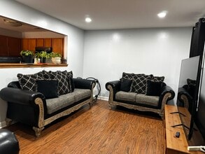 Building Photo - 811 Symphony Dr