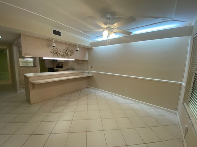 Building Photo - 3 bedroom 2 bathroom condo in Cape Coral