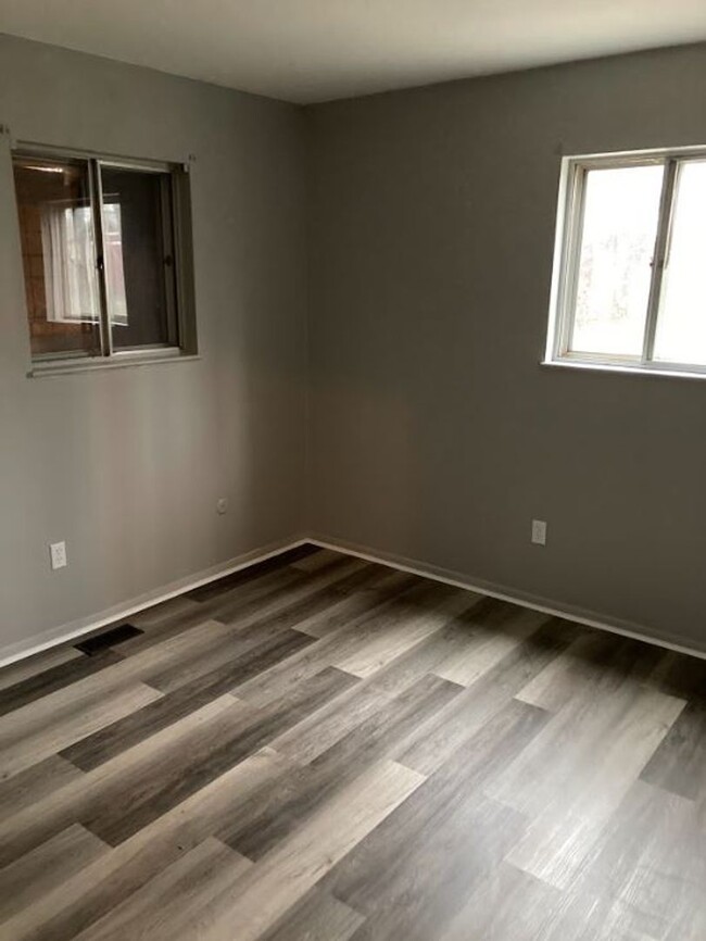 Building Photo - Freshly renovated and ready for move in!  ...