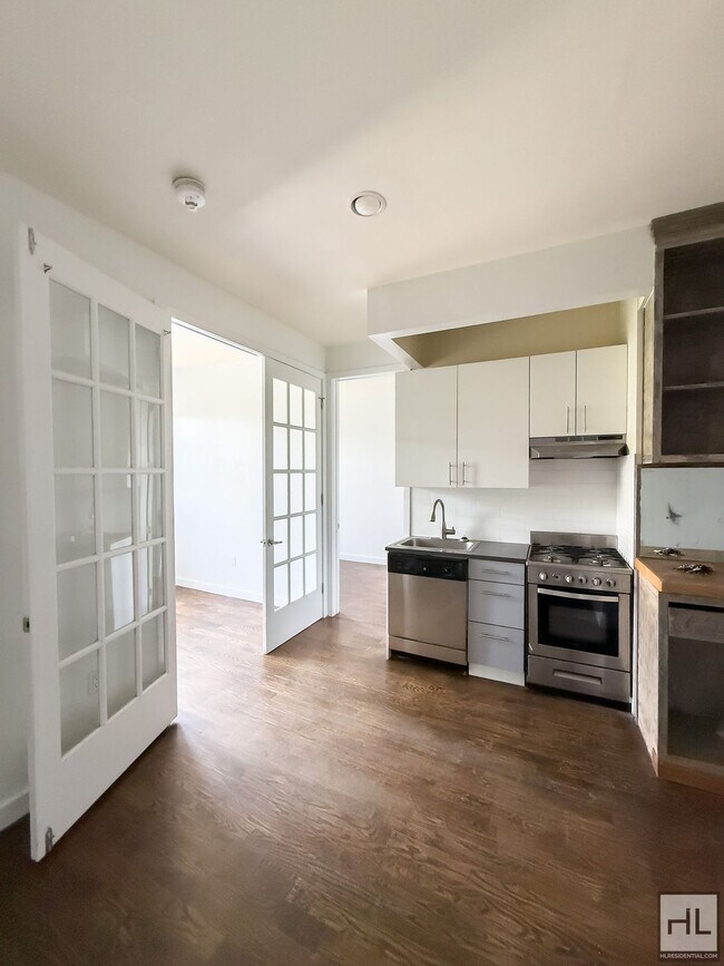 Foto del edificio - EASTERN PARKWAY / Renovated 2-Bedroom in P...