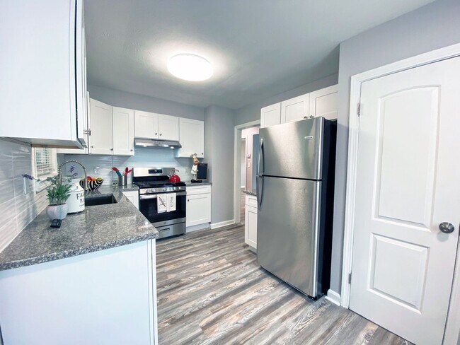 Building Photo - 3 Bed - 1.5 Bath Cape Cod for Rent!
