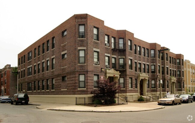 Foto del edificio - 102-108 Elm Hill Ave