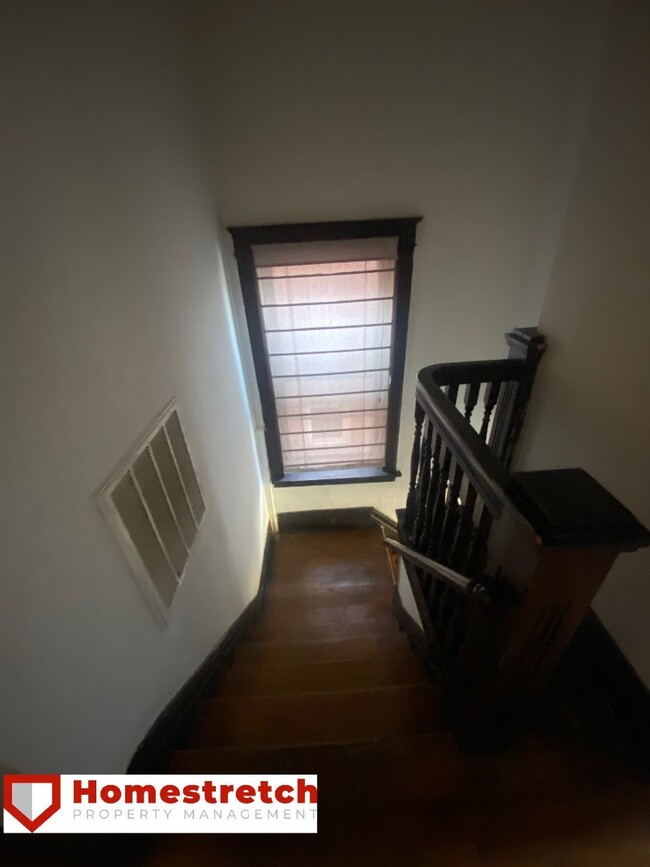 Foto del edificio - Charming Two Bedroom Apartment! No Deposit...