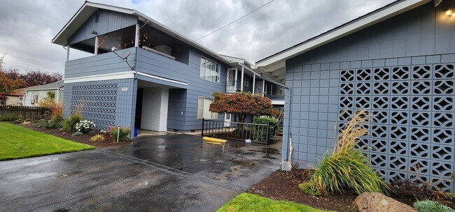 Foto del edificio - 2 Bedroom on 18th Ave in Albany - Pet Friendly