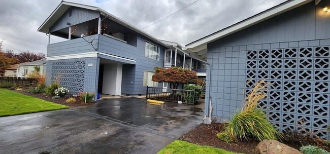 Foto del edificio - $500 MOVES YOU IN - 2 Bedroom on 18th Ave in Albany - Pet Friendly