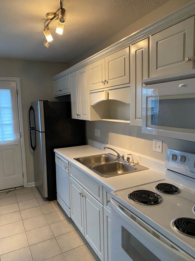 Building Photo - Coming Soon!! 2 bedroom 2 bathroom townhom...