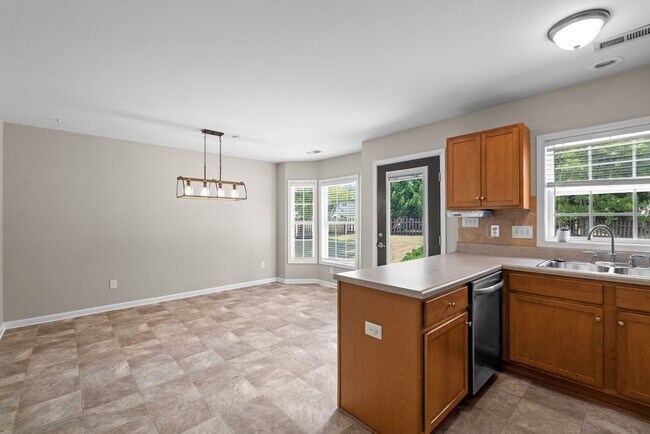 Foto del edificio - 3 Bed 2 Bath Convenient to Fayetteville and Raleigh