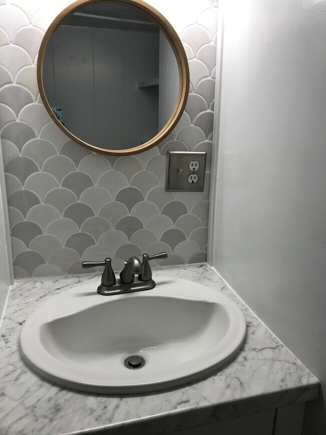 Building Photo - 411 W Main St