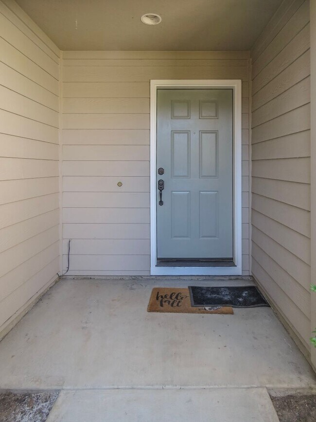 Building Photo - Updated Interior ! Spacious 2 Bedroom 2.5 Bath Town home close to Intel and Nike