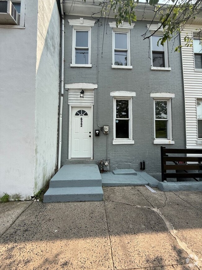 Building Photo - 622 Walnut St