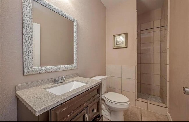 Building Photo - 511 Dahlia St
