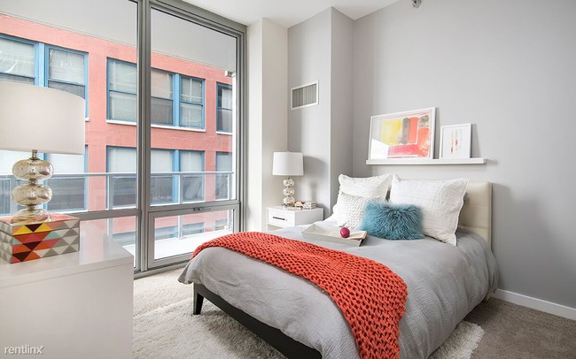 Building Photo - 2 br, 2 bath Apartment - 642 S Clark St 404