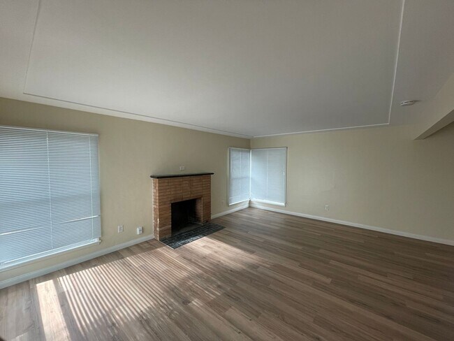 Foto del edificio - Large 5 bed 2 bath house (Lease out, pendi...