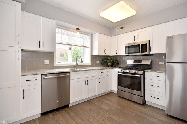 Building Photo - 3 br, 2 bath Condo - 6461 W Warner Ave Apt...