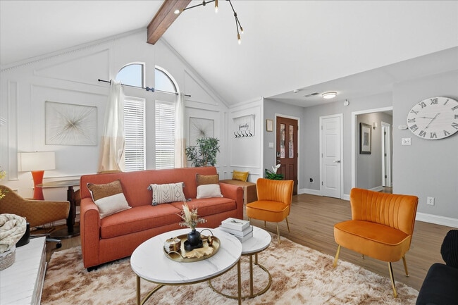 Foto del edificio - 7581 Kings Ridge Rd