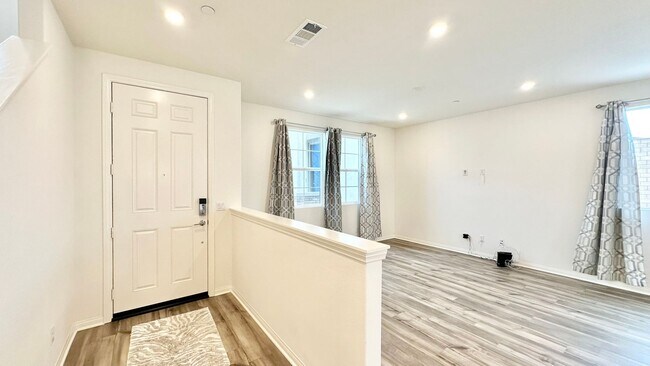 Building Photo - Newer 2022 Construction Two-Story with Pri...