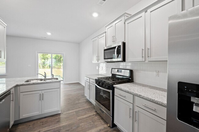 Foto del edificio - Brand New 5 Bedroom 3 full baths