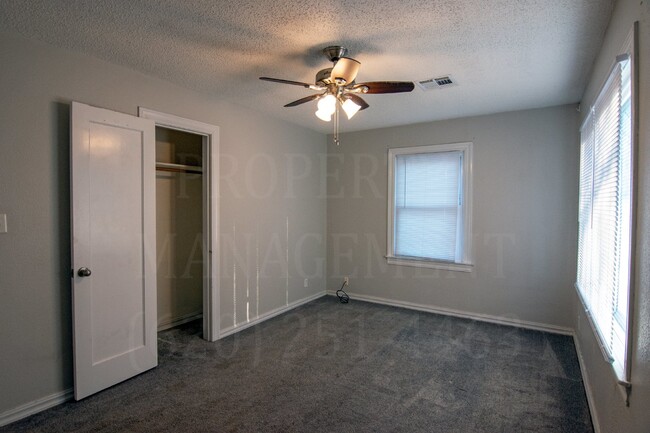 Building Photo - 2 Bedroom 1 Bath located in West Coffeyville