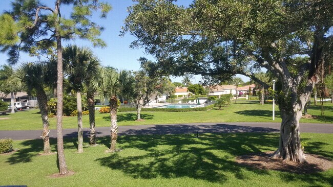 Foto del edificio - 830 Greensward Ct