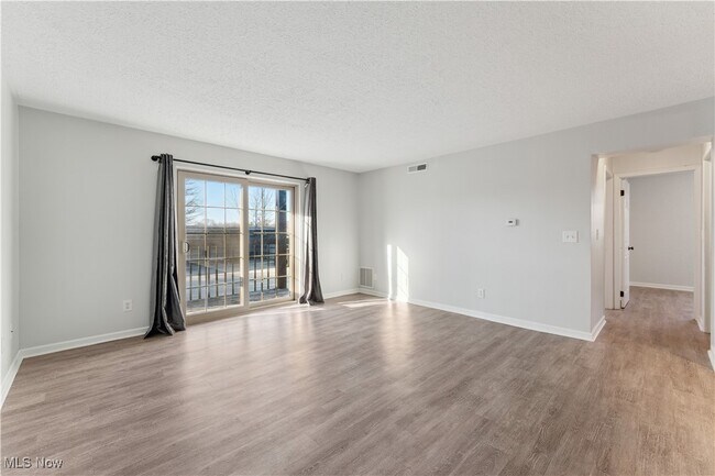 Foto del edificio - 1000 Piper Rd